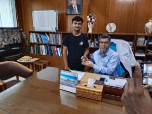 জুলাই বিপ্লবে আহত ছাত্র শহিদুল ইসলাম চিকিৎসা শেষে সুস্থ্য হয়ে হাসপাতাল থেকে বাড়ী ফিরে যাচ্ছেন। পরিচালক ও অধ্যাপক ডা: আবূল কেনান স্যার আজ তাকে বিদায় জানান।